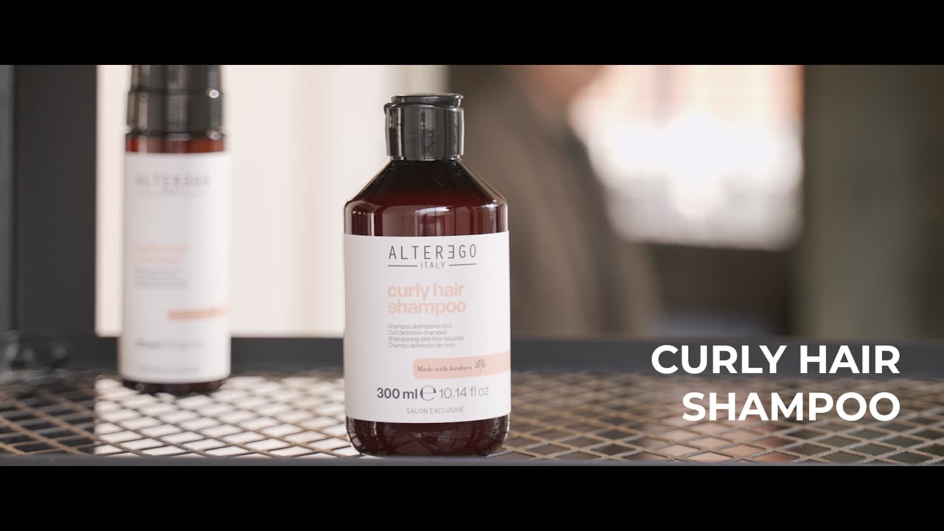 Ayol urolog bemorning jinsiy olatini tegizadi.